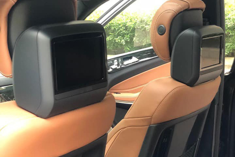 Sức mạnh của Mercedes GLS 500 4MATIC tới từ động cơ V8, kết hợp cùng hộp số tự động 7 cấp, cho ra công suất cực đại 435 mã lực tại vòng tua 5.250 vòng/phút và mô-men xoắn cực đại đạt 700 Nm tại tua máy từ 1.800 - 3.500 vòng/phút, giúp xe có thể tăng tốc từ 0 – 100 km/h chỉ trong 5,4 giây trước khi đạt vận tốc tối 250 km/h.