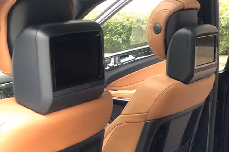 Sức mạnh của Mercedes GLS 500 4MATIC tới từ động cơ V8, kết hợp cùng hộp số tự động 7 cấp, cho ra công suất cực đại 435 mã lực tại vòng tua 5.250 vòng/phút và mô-men xoắn cực đại đạt 700 Nm tại tua máy từ 1.800 - 3.500 vòng/phút, giúp xe có thể tăng tốc từ 0 – 100 km/h chỉ trong 5,4 giây trước khi đạt vận tốc tối 250 km/h.