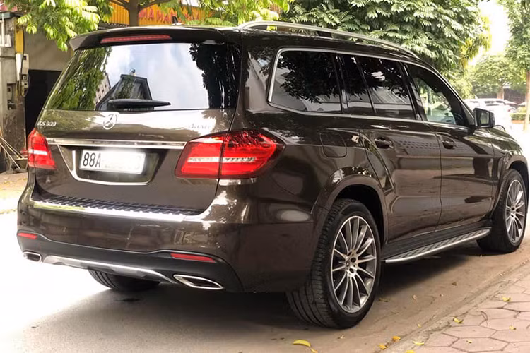 Xe có kích thước dài x rộng x cao lần lượt là 5.120 x 1.934 x 1.850 (mm). Những thông số này biến Mercedes-Benz GLS 500 4MATIC 2018 trở thành một mẫu xe to lớn với khoang nội thất rộng rãi. Tuy nhiên, thiết kế mới đã khiến mẫu SUV 7 chỗ có cảm quan gọn gàng hơn rất nhiều so dòng xe GL trước đây.