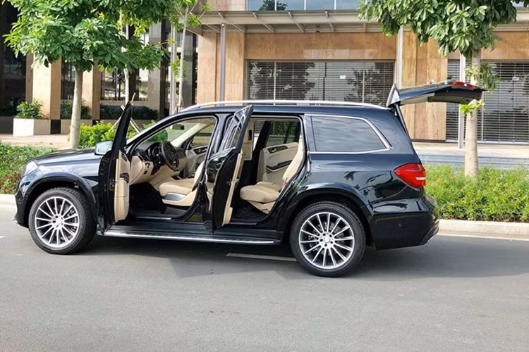 Giá xe Mercedes-Benz GLS 500 4MATIC khi ra mắt tại thị trường Việt Nam được niêm yết khoảng hơn 8 tỷ đồng. Hiện phiên bản hiện tại này đang được giảm giá để chuẩn bị chào đón thế hệ mới sắp ra mắt.