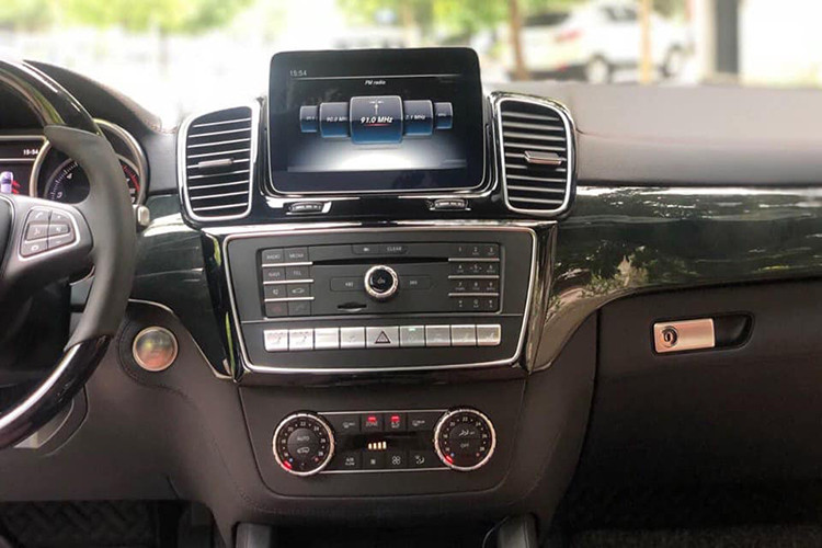 Những trang bị an toàn trên xe bao gồm hệ thống bảo vệ PRE-SAFE, chống bó cứng phanh ABS; hỗ trợ lực phanh khẩn cấp BAS, chống trượt khi tăng tốc ASR, ổn định thân xe điện tử ESP, chức năng hỗ trợ xuống dốc Downhill Speed Regulation (DSR), hỗ trợ khởi hành giữa dốc, gói trang bị ON &amp; OFFROAD với 6 chế độ lái phù hợp với các điều kiện khác nhau cả trên đường trường và đường địa hình,...