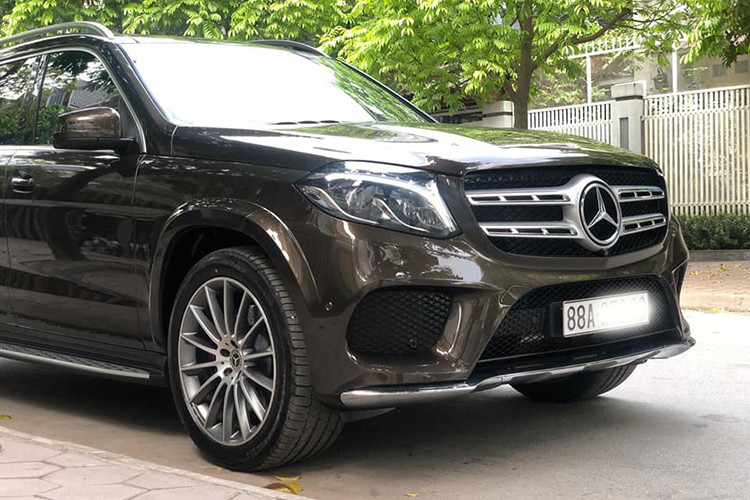 Là mẫu xe đầu bảng của mình, hãng xe sang Mercedes-Benz đã trang bị GLS 500 4MATIC tất cả những trang bị tân tiến nhất. Những điểm nhận thấy đầu tiên sẽ là cụm đèn LED thông minh, những cảm biến quanh thân xe, bodykit thể thao và camera360 nằm ngay dưới logo ngôi sao ba cánh.