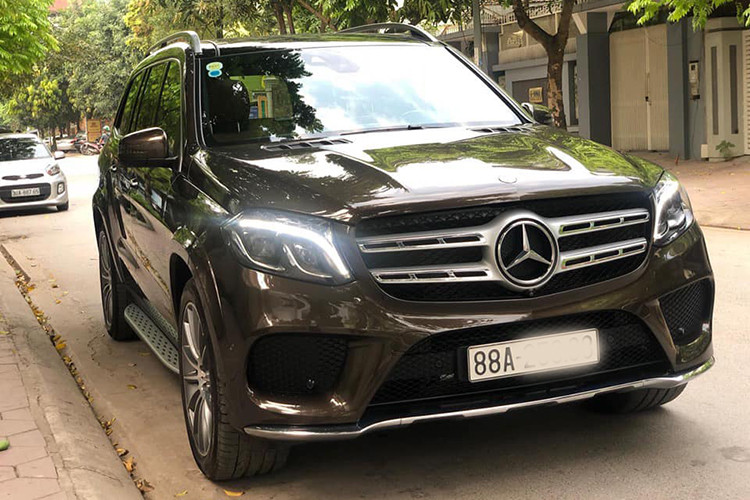 Mẫu xe sang Mercedes-Benz GLS 500 ra đời nhằm thay thế dòng GL trước đây. Trong phân khúc SUV hạng sang 7 chỗ cỡ lớn trên thị trường, đối thủ của GLS 500 4MATIC là những cái tên đình đám không kém như Lexus LX570, Volvo XC90 hay "người đồng hương" Audi Q7.