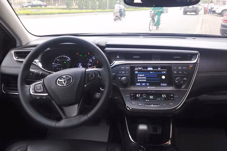 Xe sở hữu vô lăng 3 chấu bọc da, hệ thống nút bấm rõ ràng khoảng cách vừa đủ để tạo sự thuận tiện cho người điều khiển. Da cao cấp khá mềm mại đi cùng những đường chỉ khâu thủ công tinh tế. Nhiều chi tiết mạ chrome bóng như các đường viền bảng điều khiển, điều hòa hay cần số…