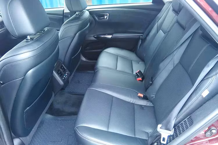 Hàng ghế sau rộng rãi và thoải mái được trang bị ghế sưởi đi cùng da cao cấp. Chất liệu polime EVA đi cùng loại kính đặc biệt giúp giảm tiếng ồn và phản hồi âm thanh tốt, kết hợp cùng dàn loa 9 kênh tiêu chuẩn (hoặc tùy chọn loa 7.1 JBL Synthesis® 11 kênh cao cấp hơn). Cốp xe có thể tích chứa xấp xỉ 400L. Xe được trang bị cửa sổ trời panorama.