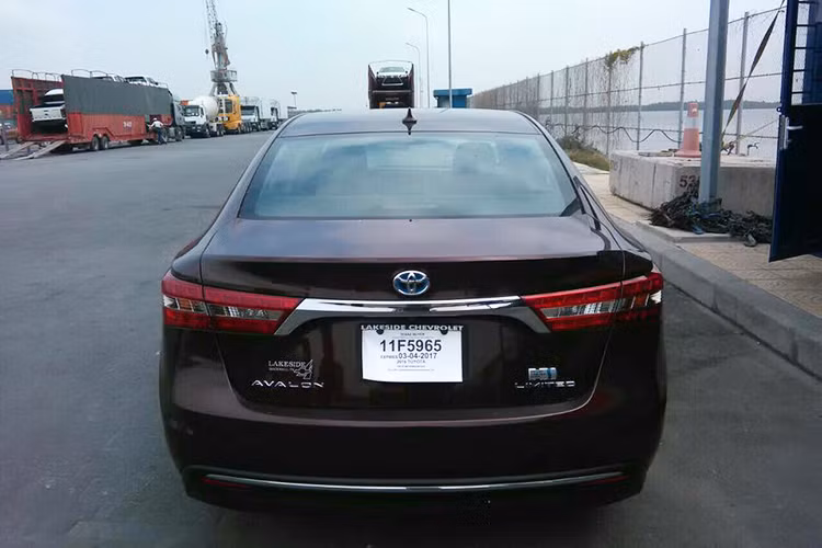 Một điểm để phân biệt dòng xe hybrid nhà Toyota với những dòng xe khác nằm ở logo với viền xanh đặc trưng. Thiết kế phần đuôi xe gần như giữ nguyên giống như người tiền nhiệm, đi kèm với đó là hệ thống treo thể thao và la-zăng hợp kim đường kính 18 inch thiết kế dạng đa chấu