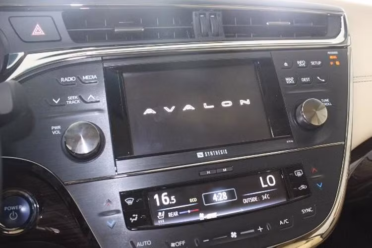 Nằm chính giữa bảng táp lô là màn hình cảm ứng TFT 3.5 inch dda phương tiện phục vụ đàm thoại, GPS, camera lùi... Khay lưu trữ đa phương tiện eBin độc quyền cho phép kết nối với đồng thời 2 thiết bị cùng lúc (smartphone và iPod), trang bị cổng USB, AUX; bên cạnh đó là 2 đầu ra 12V với hộc để thiết bị chuyên biệt khi đang sạc.