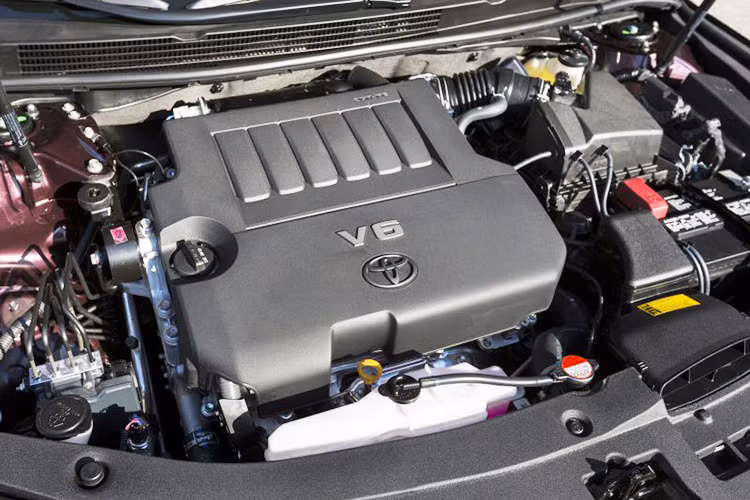 Avalon Limited 2016 trang bị động cơ xăng dung tích 2,5 lít 4xi-lanh kết hợp với động cơ điện cho tổng công suất 200 mã lực, hệ dẫn động cầu trước và hộp số biến thiên vô cấp ECVT. Xe sở hữu ba chế độ lái bao gồm EV, Eco và Sport tùy theo phong cách người lái muốn thể hiện.