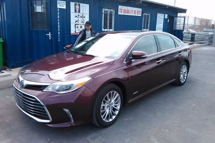Theo Toyota, nếu lái xe duy trì sự ổn định trong quá trình lái và di chuyển với vận tốc dưới 40 km/h, bộ động cơ điện sẽ hoạt động trong khoảng 1,6 km và sau đó chuyển sang động cơ xăng. Toyota Avalon Hybrid phiên bản Limited 2016 được nhà nhập khẩu tư nhân đưa về thị trường Việt Nam bán ra với giá khoảng 120.000 USD (tương đương 2,7 tỷ đồng).