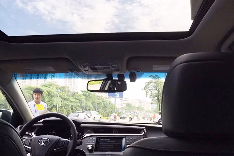 Một số trang bị an toàn của Toyota Avalon 2016 có thể kể đến như; hệ thống radar tần số cao cực nhạy bén hỗ trợ cho hệ thống cảnh báo điểm mù, cảnh báo sai làn, cảnh báo các phương tiện áp sát từ phía sau và 2 bên hông; hệ thống cruise control, phanh ABS, kiểm soát cân bằng VSC, phân bổ phanh điện tử EBD, 10 túi khí quanh xe…