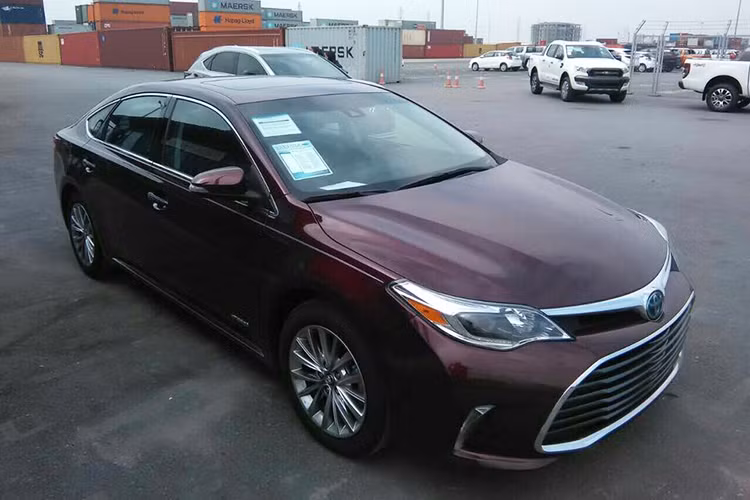 Limited là gói trang bị cao cấp nhất của mẫu xe Toyota Avalon 2017. Chiếc sedan hạng sang xuất Mỹ thế hệ mới sử dụng chung khung sườn chung cùng với người anh em sedan hạng sang ES đến từ thương hiệu Lexus. Mẫu xe trong bài viết này được một showroom ôtô nhập khẩu đưa về Hà Nội theo đơn đặt hàng của người sử dụng.