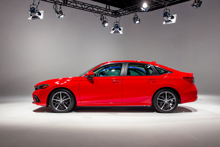 Giá xe Honda Civic 2022 tại thị trường Mỹ khởi điểm 21.700 USD (tương đương 503 triệu đồng) dành cho biến thể cơ sở LX. Hãng còn bật mí rằng Honda Civic LX có mức tiêu thụ nhiên liệu cực kỳ hấp dẫn là 6,7 lít/100 km khi chạy kết hợp. Đáng chú ý, xe trang bị động cơ 2.0L cùng với hộp số CVT.