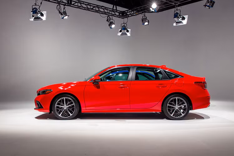 Giá xe Honda Civic 2022 tại thị trường Mỹ khởi điểm 21.700 USD (tương đương 503 triệu đồng) dành cho biến thể cơ sở LX. Hãng còn bật mí rằng Honda Civic LX có mức tiêu thụ nhiên liệu cực kỳ hấp dẫn là 6,7 lít/100 km khi chạy kết hợp. Đáng chú ý, xe trang bị động cơ 2.0L cùng với hộp số CVT.