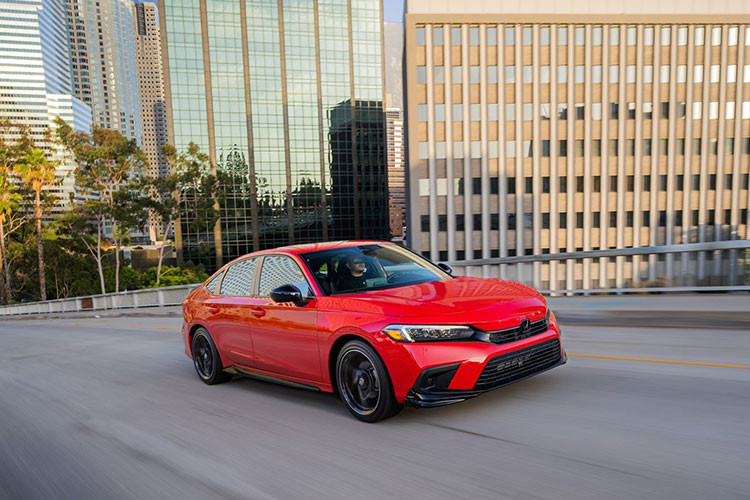 Mặc dù sở hữu một diện mạo có phần kín đáo hơn so với thế hệ tiền nhiệm, nhưng Honda Civic 2022 mới vẫn nhận được sự yêu thích từ phía các khách hàng vón đã trung thành của dòng xe này, trong đó phần lớn đều đến từ yếu tố giá bán hấp dẫn trong phân khúc sedan hạng C.