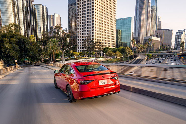 Vòng ra phía sau, cụm đèn hậu hình chữ C đã được thay thế bằng hệ thống đèn hậu mới có phần gọn gàng và "lành" hơn. Cụ thể, cụm đèn hậu của Honda Civic 2022 được tinh chỉnh với đồ họa chiếu sáng hình chữ L tương tự như dải đèn LED chạy ban ngày ở phía trước. Bên cạnh đó, thiết kế cản cũng đơn giản hơn cùng ống xả hình bầu dục.