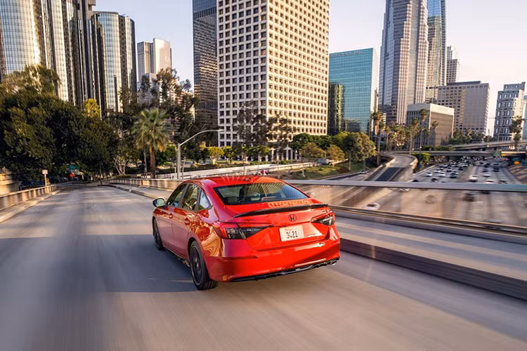 Vòng ra phía sau, cụm đèn hậu hình chữ C đã được thay thế bằng hệ thống đèn hậu mới có phần gọn gàng và "lành" hơn. Cụ thể, cụm đèn hậu của Honda Civic 2022 được tinh chỉnh với đồ họa chiếu sáng hình chữ L tương tự như dải đèn LED chạy ban ngày ở phía trước. Bên cạnh đó, thiết kế cản cũng đơn giản hơn cùng ống xả hình bầu dục.