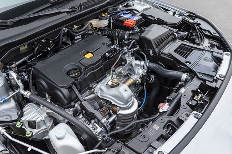 Nằm dưới nắp capo của hai biến thể EX và Sport là khối động cơ 4 xy-lanh 2.0L tạo ra công suất tối đa 158 mã lực. Trong khi đó, phiên bản Honda Civic Touring 2022 sử dụng động cơ tăng áp 4 xy-lanh 1.5L sản sinh mức công suất 180 mã lực. Cả hai cấu hình động cơ này đều được ghép nối với hộp số tự động vô cấp CVT. Honda Civic 2022 sẽ không có sẵn với tùy chọn hộp số sàn.