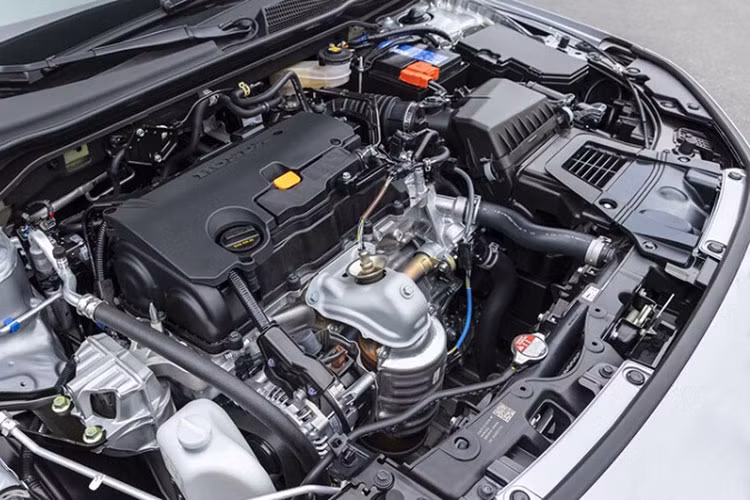 Nằm dưới nắp capo của hai biến thể EX và Sport là khối động cơ 4 xy-lanh 2.0L tạo ra công suất tối đa 158 mã lực. Trong khi đó, phiên bản Honda Civic Touring 2022 sử dụng động cơ tăng áp 4 xy-lanh 1.5L sản sinh mức công suất 180 mã lực. Cả hai cấu hình động cơ này đều được ghép nối với hộp số tự động vô cấp CVT. Honda Civic 2022 sẽ không có sẵn với tùy chọn hộp số sàn.