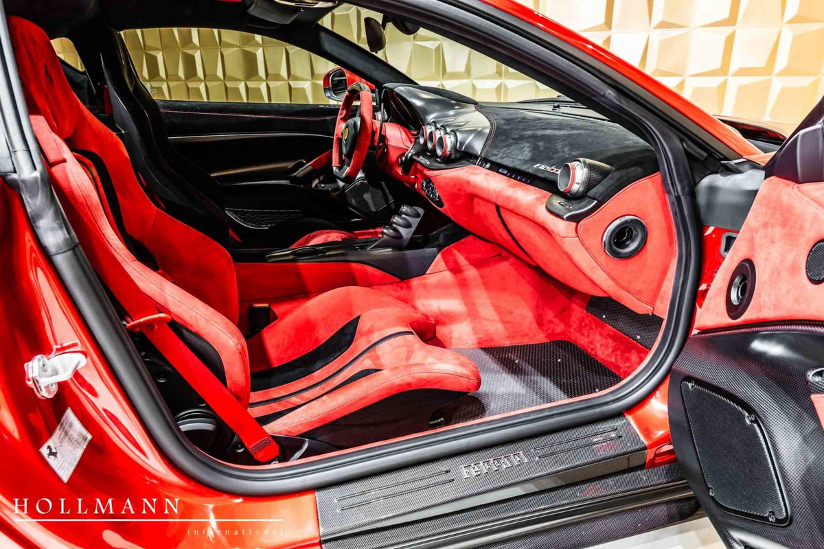 Siêu xe Ferrari F12tdf mang màu sơn đỏ Rosso Fuoco chỉ mới lăn bánh quãng đường dài 650 km. Với số đồng hồ công tơ mét ít ỏi này, gần như "ngựa chồm" hàng hiếm đang trong tình trạng mới toanh. Ba chữ tdf viết liền cùng ký hiệu F12 là được viết tắt từ Tour de France Automobile, đây là một giải đua xe thể thao diễn ra từ 1899 đến 1986.