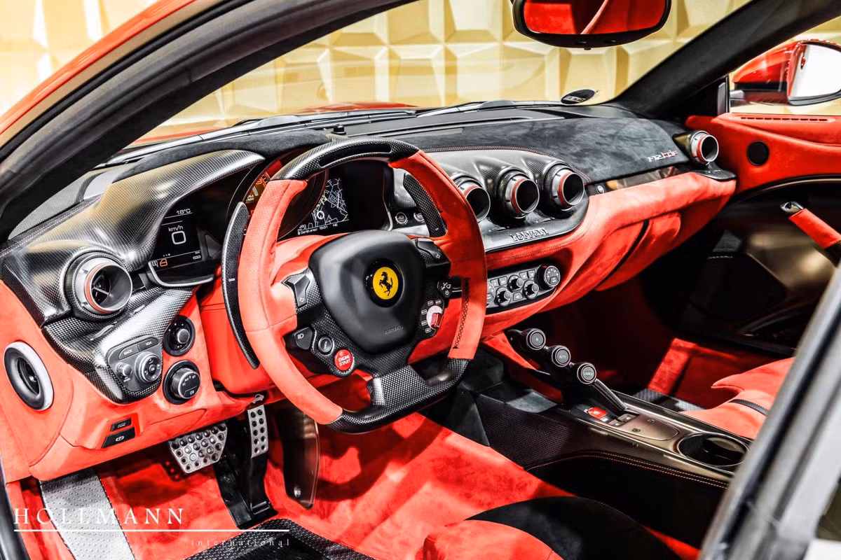 Bên trong khoang lái của siêu xe Ferrari F12tdf đang rao bán có nội thất màu đỏ "sexy" cùng các chi tiết bọc da Alcantara màu đen. Ấn tượng nhất chính là ghế ngồi bọc da hai tông màu đỏ và đen. Ghế lái của siêu xe Ferrari F12tdf này chỉ có mặt lưng bọc da Alcantara đỏ, hai bên thành ghế bọc da Alcantara màu đen. Ghế phụ bọc da Alcantara màu đỏ với mặt lưng ghế có 2 sọc màu đen.