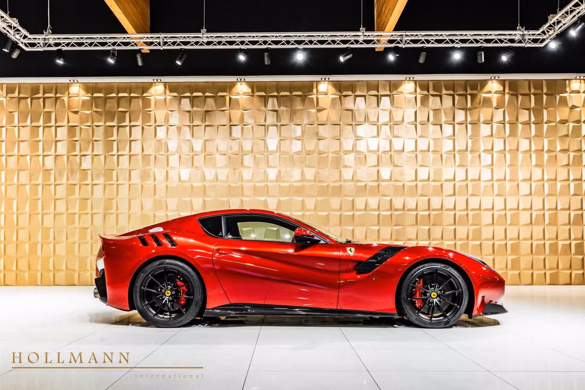 Trong số này, siêu xe Ferrari F12tdf đã qua sử dụng luôn lập ra những giá bán ấn tượng từ 820.000 đô la cho đến 1,5 triệu đô la. Khi ra mắt vào năm 2015, Ferrari F12tdf chỉ có giá khởi điểm 350.000 đô la. Rõ ràng những chiếc siêu xe bản giới hạn của Ferrari luôn đem lại lợi nhuận khổng lồ cho chủ nhân sở hữu.