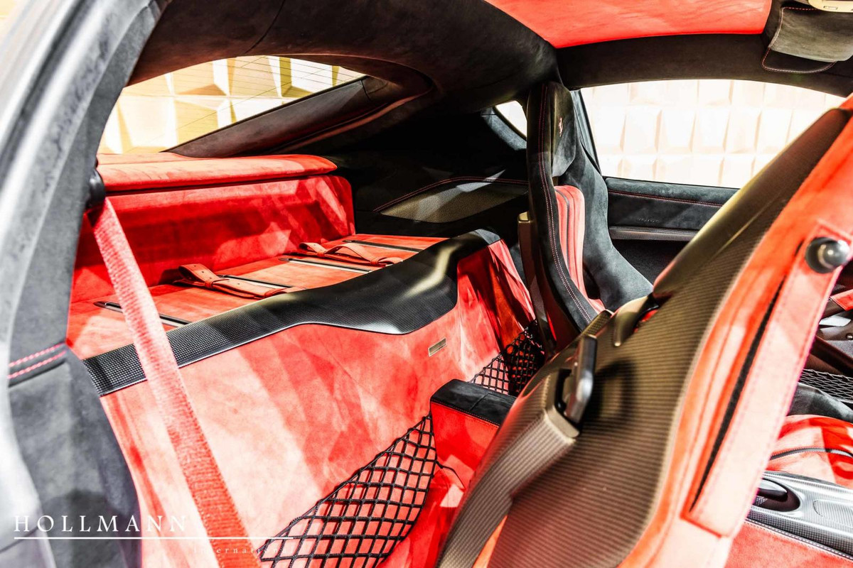 Trên toàn thế giới chỉ có đúng 799 chiếc siêu xe Ferrari F12tdf được sản xuất. Mẫu xe này chính là phiên bản hiệu suất cao của Ferrari F12 Berlinetta. Siêu phẩm hàng hiếm Ferrari F12tdf được trang bị khối động cơ V12, dung tích 6.3 lít, tương tự F12 Berlinetta tiêu chuẩn.