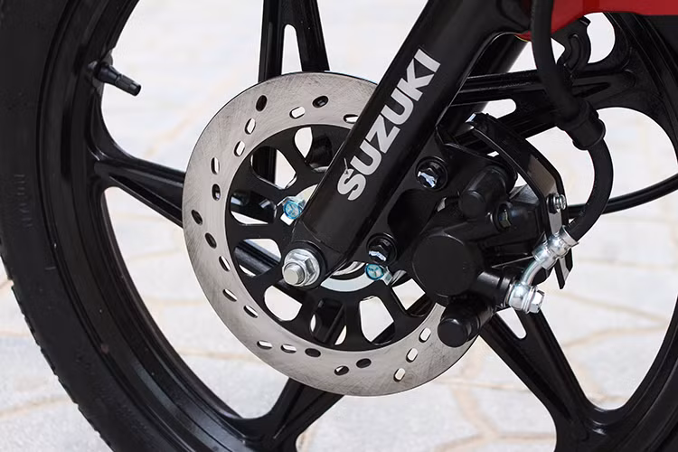 Mặc dù là mẫu xe máy côn tay giá rẻ, nhưng Suzuki cũng trang bị cho HJ125K-A phanh đĩa trước hiện đại hơn so với "người anh em" GD110 là phanh đùm. Xe được trang bị phanh sau an toàn là loại phanh đùm. Ngoài ra hệ thống truyền động xích xe cũng được gắn thếm hộp bào vệ.