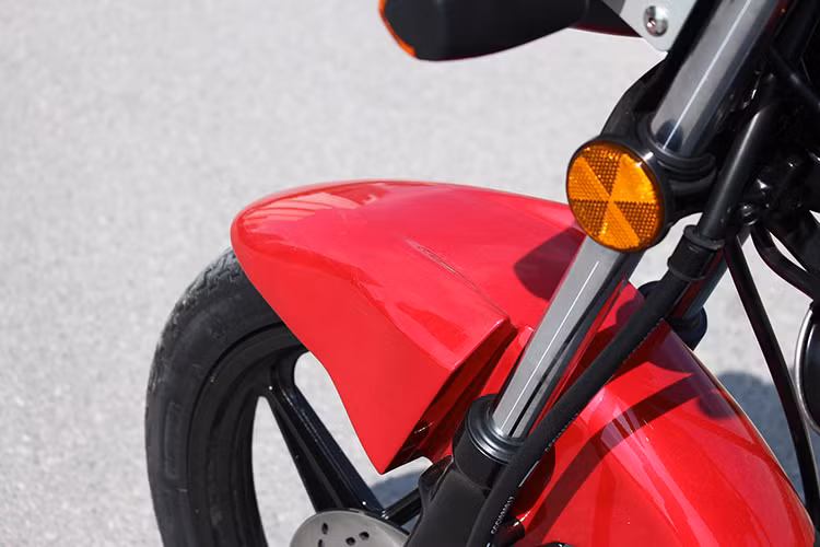 Hệ thống treo trước là loại ống lồng thủy lực, còn hệ thống treo sau là loại lò xo đôi đi kèm với giảm chấn thủy lực. Mâm xe trước và sau đều là dạng đúc hợp kim 5 chấu có kích thước 17 inch đi kèm lốp không săm.