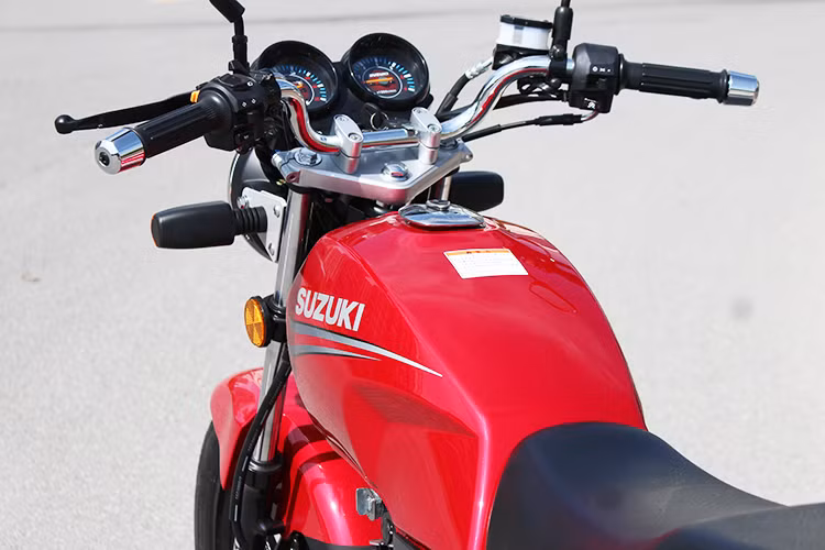 Thiết kế thân xe đúng chất backbone hoài cổ với bình xăng ở phía trước kẹp giữa 2 chân, yên xe có chiều cao ngang với bình xăng, cùng tay lái cao và rộng. Phong cách của Suzuki HJ125K-A gợi cho chúng ta nhớ đến mẫu những mẫu xe máy côn tay backbone từng làm mưa, làm gió một thời tại Việt Nam những năm thập niên 90.