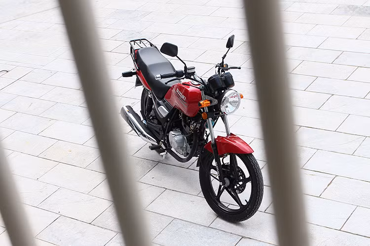 Suzuki HJ125K-A 2017 mới được thiết kế với kiểu dáng kế thừa tư “người anh em” GD110 mang đậm dáng backbone cổ điển. Xe có tư thế lái ngồi thẳng phù hợp với đa số người dùng, khoảng sáng gầm xe 167 mm cao phù hợp với nhiều cung đường và điều kiện giao thông ở Việt Nam.