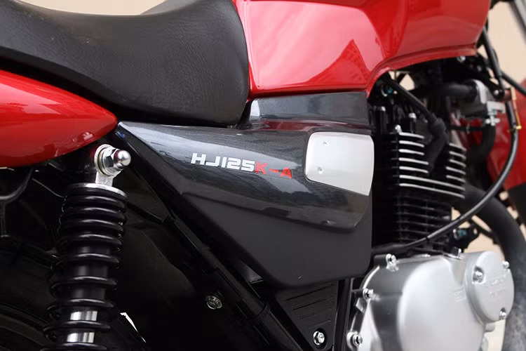 Suzuki HJ125K-A được trang động cơ xi lanh đơn làm mát bằng gió kèm bộ chế hòa khí hàng hiệu MIKUNI, động cơ trang bị bộ xử lý khí thải đạt tiêu chuẩn khí thải EURO 3, dung tích 124cc có mã kiểu loại F491 cho công suất cực đại 8Kw/9000v/ph, động cơ trang bị hộp số 5 cấp với kiểu sang số quen thuộc từ 1 đến N,2,3,4,5.