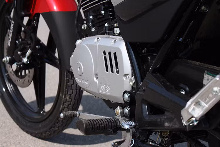 Với động cơ này, chiếc xe khá phù hợp với đa dạng đối tượng các khách hàng, đặc biệt là giới trẻ mới sử dụng xe máy côn tay. Với thiết kế này, Suzuki HJ125K-A có thể sử dụng đa dạng các địa hình khác nhau từ đường phố cho đến các cung đường phượt mà không hề cảm thấy mệt mỏi như nhiều mẫu xe thể thao cùng phân khúc. 