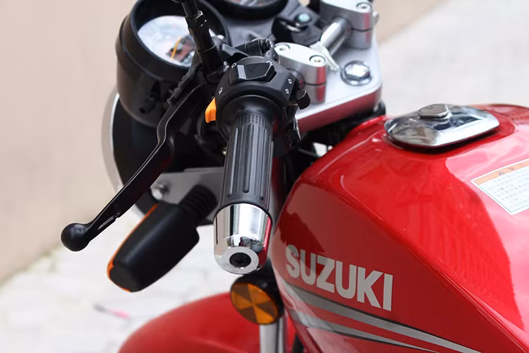 Chìa khoá điện của xe được tích hợp ngay trên bảng điều khiển, các nút bấm như còi, đề, đèn báo... không có gì thay đổi so với trước đây. Bình xăng của mẫu xe này vẫn mang logo Suzuki nhưng được tái thiết kế dạng tem đấu đầy bắt mắtloại có dung tích 11 lít. Thân xe được thiết kế với bộ khung thép kế thừ từ mẫu Suzuki GD110.