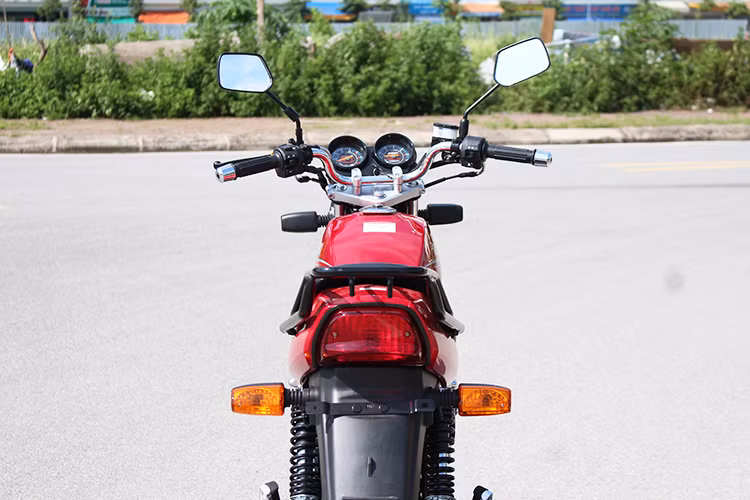 Phần đuôi Suzuki HJ125K-A được thiết kế thêm phần baga giúp bổ sung thêm không gian chứa đồ (Các phượt thủ chắc chắn sẽ thích chi tiết này). Đèn sau cũng sử dụng công nghệ halogen phổ thông và đèn xi nhan có dạng rời giống phía trước, pad biển số nằm phía dưới đèn hậu của xe.