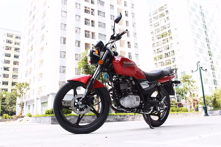 Được nhập khẩu dạng tư nhân từ Suzuki Trung Quốc về thị trường Việt Nam với tầm giá trên 30 triệu đồng tham khảo tại Quang Phương Motor. Suzuki HJ125 vừa đủ cho những tay nài mới chuyển từ xe số sang côn tay. cũng như những khách hàng trung tuổi muốn có một chiếc xe côn tay cỡ nhỏ sử dụng đa dạng các địa hình từ đường phố tới nông thôn.