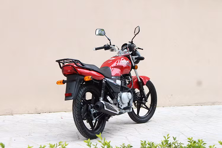 Thử cầm lái Suzuki HJ125 cho cảm giác khá thoải mái. Với yên xe thấp và thon dài nó phù hợp với vóc dáng của đa số người Việt, bên cạnh đó nhờ tay lái có độ rộng vừa phải cũng giúp người lái ngồi ôm bình xăng đỡ mệt mỏi khi đi xa. Tiếng động cơ êm, không ồn ào, ống xả nổ đều. Vòng tua máy cao nên khi đi số thấp có hiện tượng gằn máy không đáng kể.