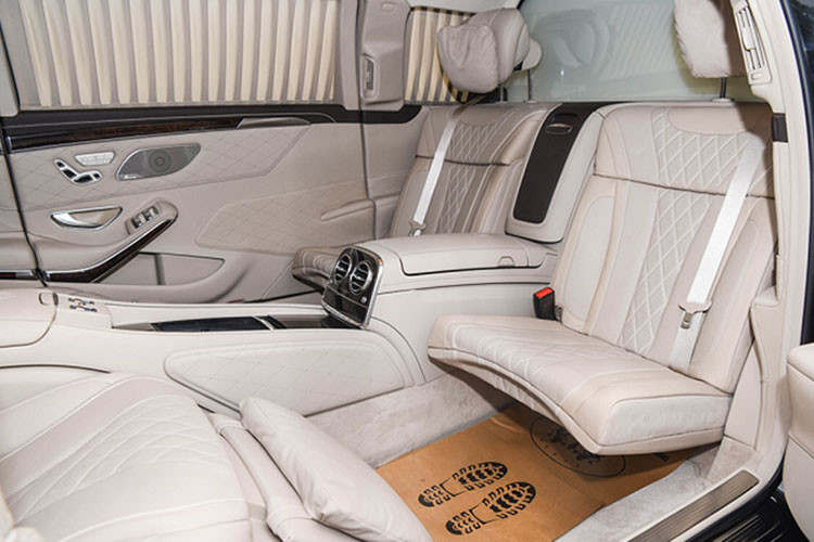 Nhờ chiều dài cơ sở lên tới 4.418 mm, khoang hành khách của S650 Pullman được thiết kế tách biệt khỏi khoang lái bằng vách ngăn. Khu vực này có thiết lập 4 ghế quay mặt vào nhau. Trong đó, hàng ghế sát vách ngăn có thể gập gọn, đồng thời để lộ màn hình phía dưới mặt ghế.