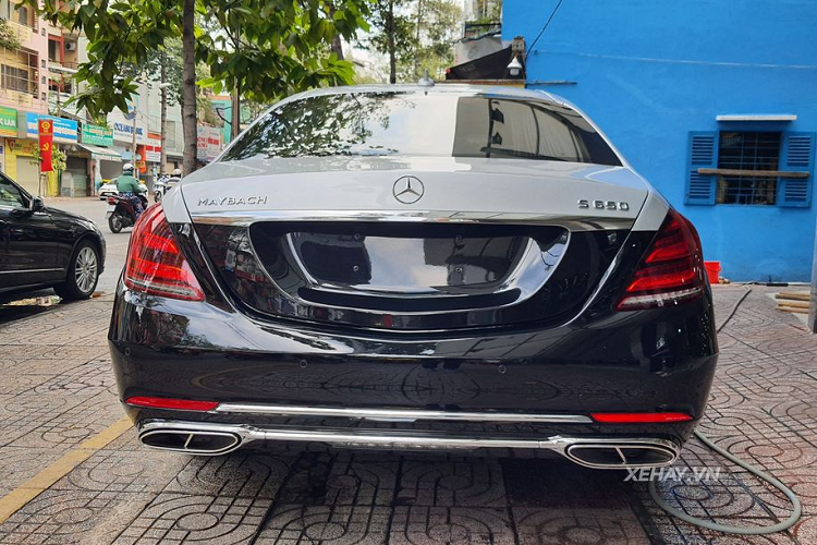 Mercedes-Maybach S650 Pullman là 1 phiên bản siêu sang đỉnh cao và đẳng cấp hơn của Mercedes-Maybach S650 mà giới nhà giàu Việt đang có thể dễ dàng mua chính hãng với mức giá bán 16,71 tỷ đồng chưa bao gồm chi phí ra biển số. Cùng với số tiền mua Mercedes-Maybach S650 tại Việt Nam, các triệu phú trên thế giới có khi phải bỏ ra thêm 7 tỷ đồng để mua Mercedes-Maybach S650 Pullman tại thị trường nước ngoài. 