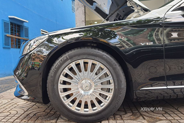 Nhìn bên ngoài mẫu xe siêu sang Mercedes-Maybach S650 Pullman và Mercedes-Maybach S650 không quá khó để người xem nhận ra phiên bản dành cho "chủ tịch" có chiều dài khủng lên đến 6,5 m và 3 khoang, mang đến ngoại hình xe luôn tạo sự khác biệt và điểm nhấn.