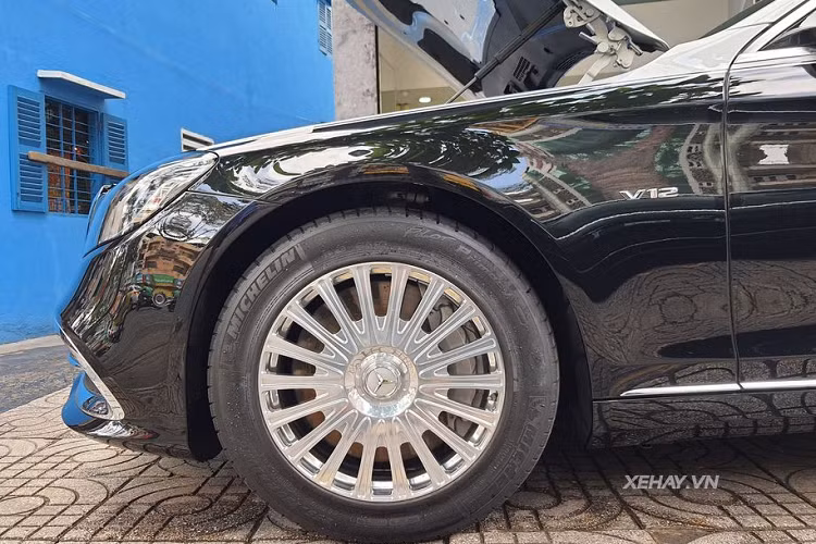 Nhìn bên ngoài mẫu xe siêu sang Mercedes-Maybach S650 Pullman và Mercedes-Maybach S650 không quá khó để người xem nhận ra phiên bản dành cho "chủ tịch" có chiều dài khủng lên đến 6,5 m và 3 khoang, mang đến ngoại hình xe luôn tạo sự khác biệt và điểm nhấn.