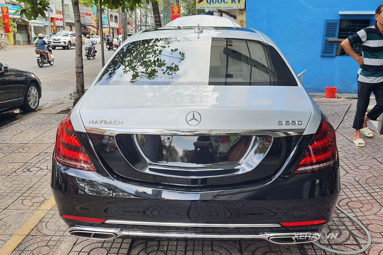 Mercedes-Maybach S650 Pullman có thời gian tăng tốc từ vị trí xuất phát lên 100 km/h chỉ trong 6,5 giây. Nếu tò mò khả năng "uống xăng" của "trùm cuối" trong dòng xe siêu sang Mercedes-Maybach S-Class, con số 14,6 lít/100 km của Mercedes-Maybach S650 Pullman sẽ gây choáng bạn.