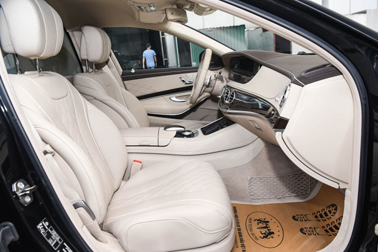 Dù những tiện nghi xa hoa nhất được dành cho hàng ghế ngồi của chủ nhân, khoang lái Mercedes-Maybach S650 Pullman thế hệ mới vẫn giữ được sự sang trọng vốn có. Bề mặt táp-lô hoàn thiện tỉ mỉ, cầu kỳ, sử dụng vật liệu cao cấp như da, nhôm và gỗ bóng. Bảng đồng hồ dạng màn hình kỹ thuật số, nối liền màn hình giải trí trung tâm.