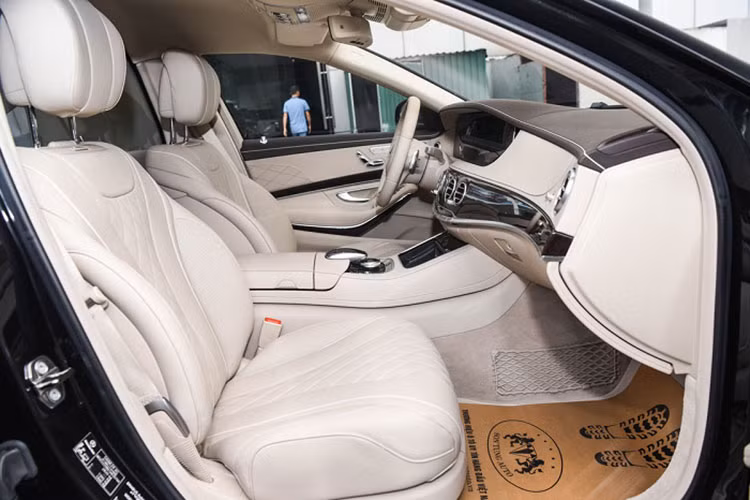 Dù những tiện nghi xa hoa nhất được dành cho hàng ghế ngồi của chủ nhân, khoang lái Mercedes-Maybach S650 Pullman thế hệ mới vẫn giữ được sự sang trọng vốn có. Bề mặt táp-lô hoàn thiện tỉ mỉ, cầu kỳ, sử dụng vật liệu cao cấp như da, nhôm và gỗ bóng. Bảng đồng hồ dạng màn hình kỹ thuật số, nối liền màn hình giải trí trung tâm.