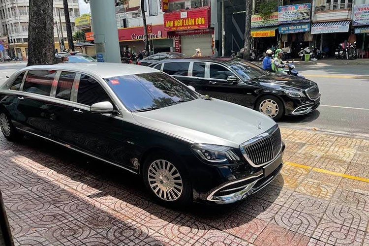 Dòng xe siêu sang Mercedes-Maybach tại Việt Nam có thể nói mẫu S650 đang là đích đến cuối cùng của không ít nhà giàu Việt chơi xe siêu sang. Tuy nhiên hãng xe sang đến từ Đức còn tạo ra phiên bản siêu "VIP" của Mercedes-Maybach S-Class để các triệu phú hay chủ tịch trên thế giới muốn một chiếc xe lạ mắt và phải người có nhiều tiền mới sở hữu được. Đó chính là lý do cho sự ra đời của Mercedes-Maybach Pullman.