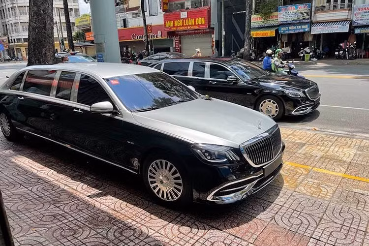 Dòng xe siêu sang Mercedes-Maybach tại Việt Nam có thể nói mẫu S650 đang là đích đến cuối cùng của không ít nhà giàu Việt chơi xe siêu sang. Tuy nhiên hãng xe sang đến từ Đức còn tạo ra phiên bản siêu "VIP" của Mercedes-Maybach S-Class để các triệu phú hay chủ tịch trên thế giới muốn một chiếc xe lạ mắt và phải người có nhiều tiền mới sở hữu được. Đó chính là lý do cho sự ra đời của Mercedes-Maybach Pullman.