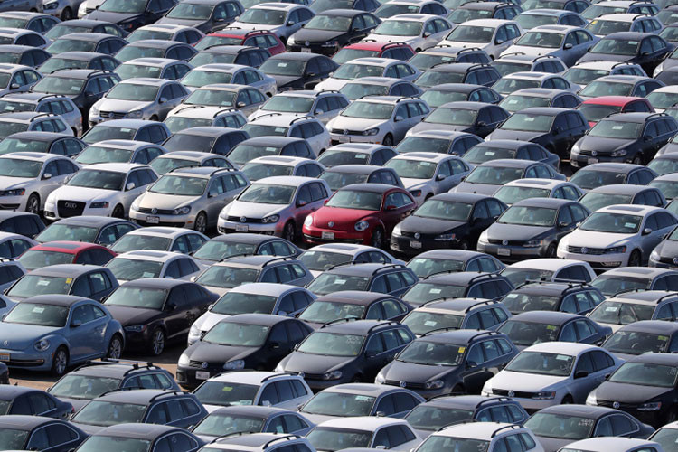 Sau phán quyết của tòa án hồi tháng 4 năm ngoái, Volkswagen (VW) đã phải chi ra cả đống tiền để mua lại các xe ôtô Volkswagen bị thải hồi do scandal gian lận phát thải (Dieselgate). Các mẫu xe này hiện vẫn được giữ tạm thời ở những bãi đậu xe cho tới khi chính quyền Mỹ thay đổi một số điều luật của mình.