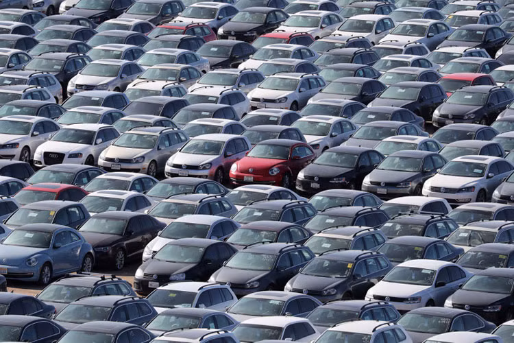 Sau phán quyết của tòa án hồi tháng 4 năm ngoái, Volkswagen (VW) đã phải chi ra cả đống tiền để mua lại các xe ôtô Volkswagen bị thải hồi do scandal gian lận phát thải (Dieselgate). Các mẫu xe này hiện vẫn được giữ tạm thời ở những bãi đậu xe cho tới khi chính quyền Mỹ thay đổi một số điều luật của mình.