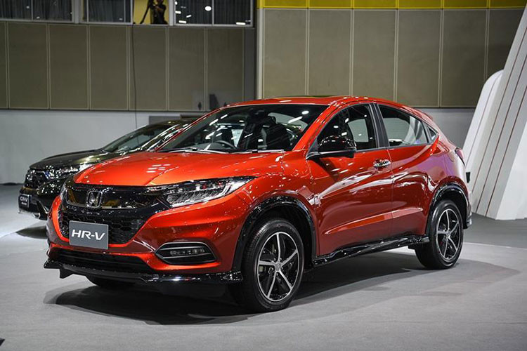 So với phiên bản cũ, Honda HR-V bản 2018 không thay đổi quá nhiều trong thiết kế. Hãng Honda chỉ bổ sung phần đầu xe mới với logo nhà sản xuất nằm trên thanh mạ crôm dày dặn trên lưới tản nhiệt. Ở bản cao cấp, xe sẽ được trang bị cụm đèn pha LED thiết kế tương tự Civic thế hệ thứ 10.