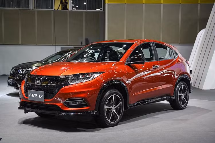 So với phiên bản cũ, Honda HR-V bản 2018 không thay đổi quá nhiều trong thiết kế. Hãng Honda chỉ bổ sung phần đầu xe mới với logo nhà sản xuất nằm trên thanh mạ crôm dày dặn trên lưới tản nhiệt. Ở bản cao cấp, xe sẽ được trang bị cụm đèn pha LED thiết kế tương tự Civic thế hệ thứ 10.