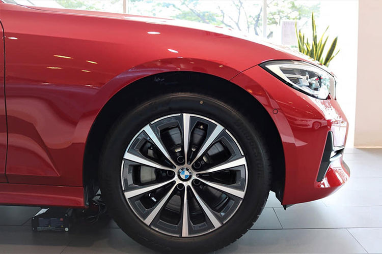 Sự khác biệt dễ nhận ra nhất đến từ bộ mâm 10 chấu kích thước chỉ 17 inch thay vì 18 inch trên bản M-Sport. Phần đuôi cũng có thay đổi khi 2 dải đèn phản quang được đặt thấp ngay bên trên cụm ống xả thay vì nằm dưới cụm đèn hậu. Ngoài ra hai hốc hút gió hai bên cản không còn mà thay vào đó là chi tiết tạo hình chữ T nhỏ gọn hơn đơn giản hơn.